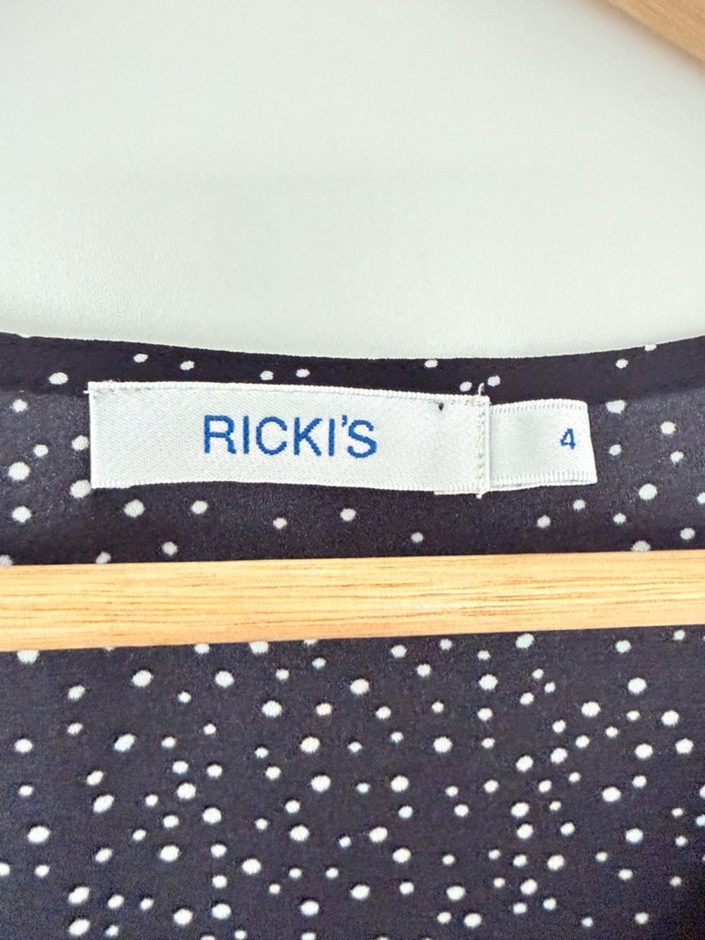 RICKIS BLACK AND WHITE POLKA DOT LIGHTWEIGHT RUFFLE FRONT TOP/BLOUSE, SIZE 4 - Picture 7 of 8
